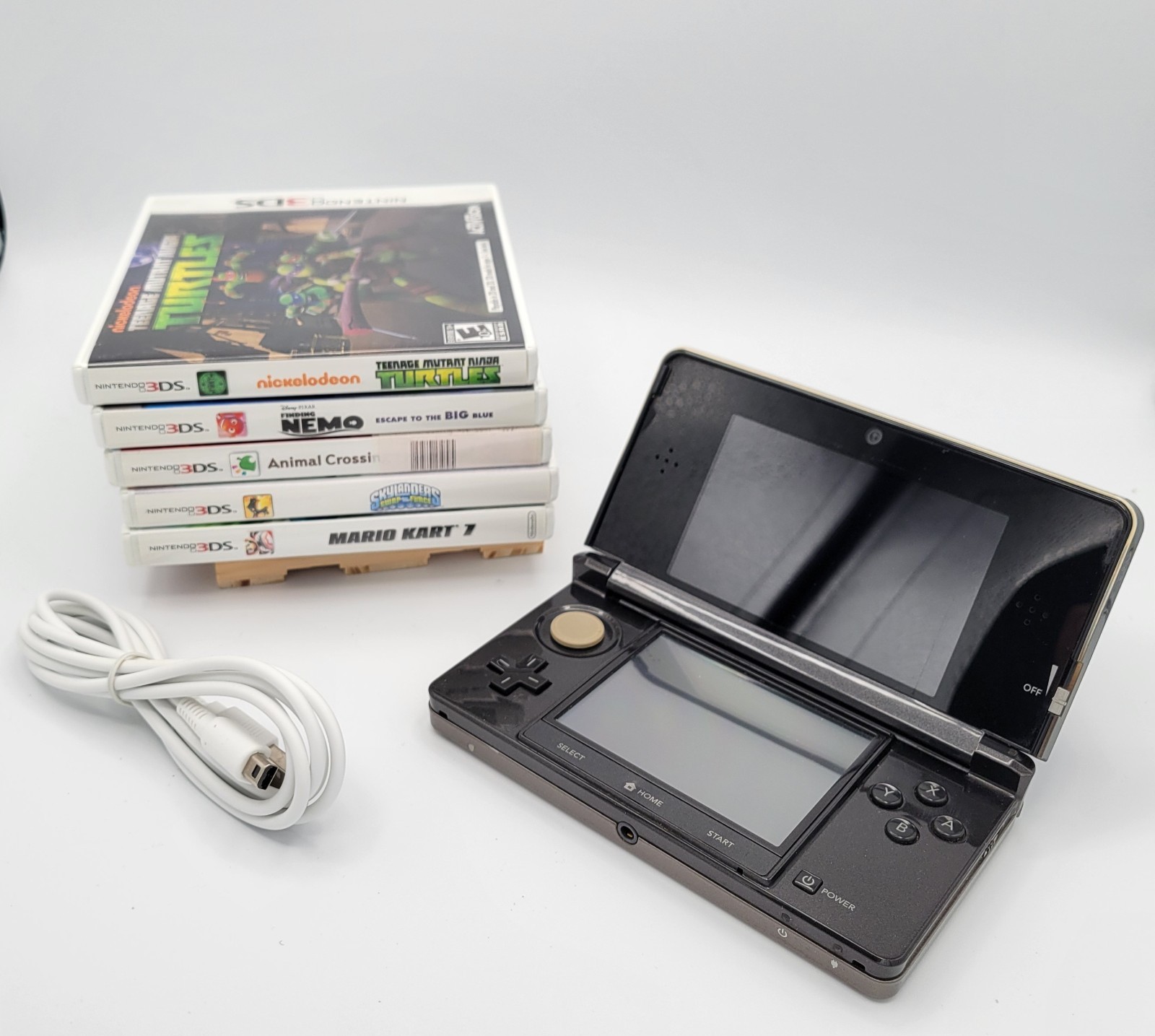 Nintendo 3DS Console Bundle CTR-001 Black with Games SD Card & Charger