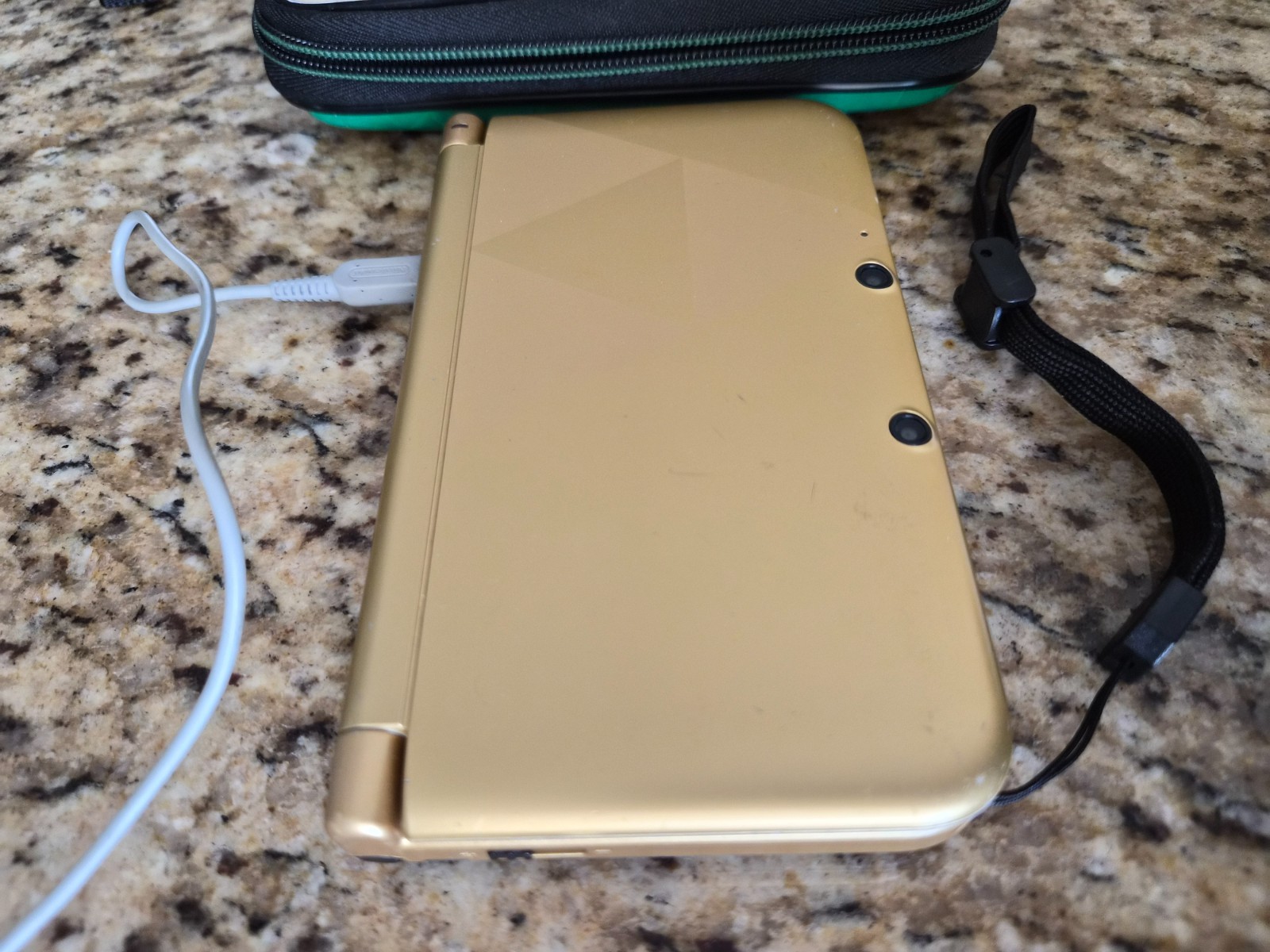 Nintendo 3DS XL Zelda A Link Between Worlds Limited Edition w/Case + Charger OEM
