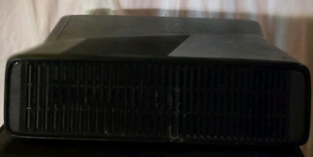 X Box 360 S Gaming console With Kintect Headphones Controller 320 Gb Hard Drive.