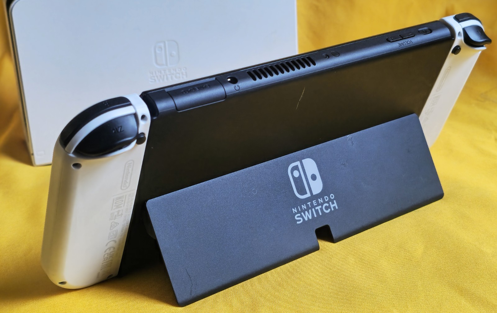 Nintendo Switch OLED 64GB With White Joy-Cons Handheld Console Excellent