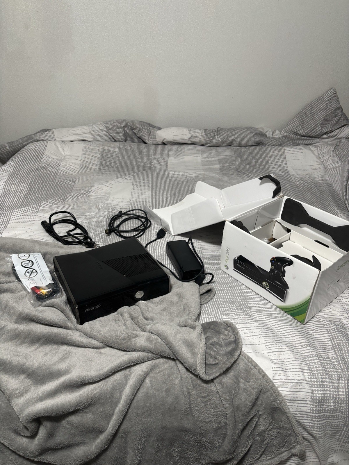 Microsoft Xbox 360 S 250GB Black Kinect Ready Console w/ Cables HDMI USB-A