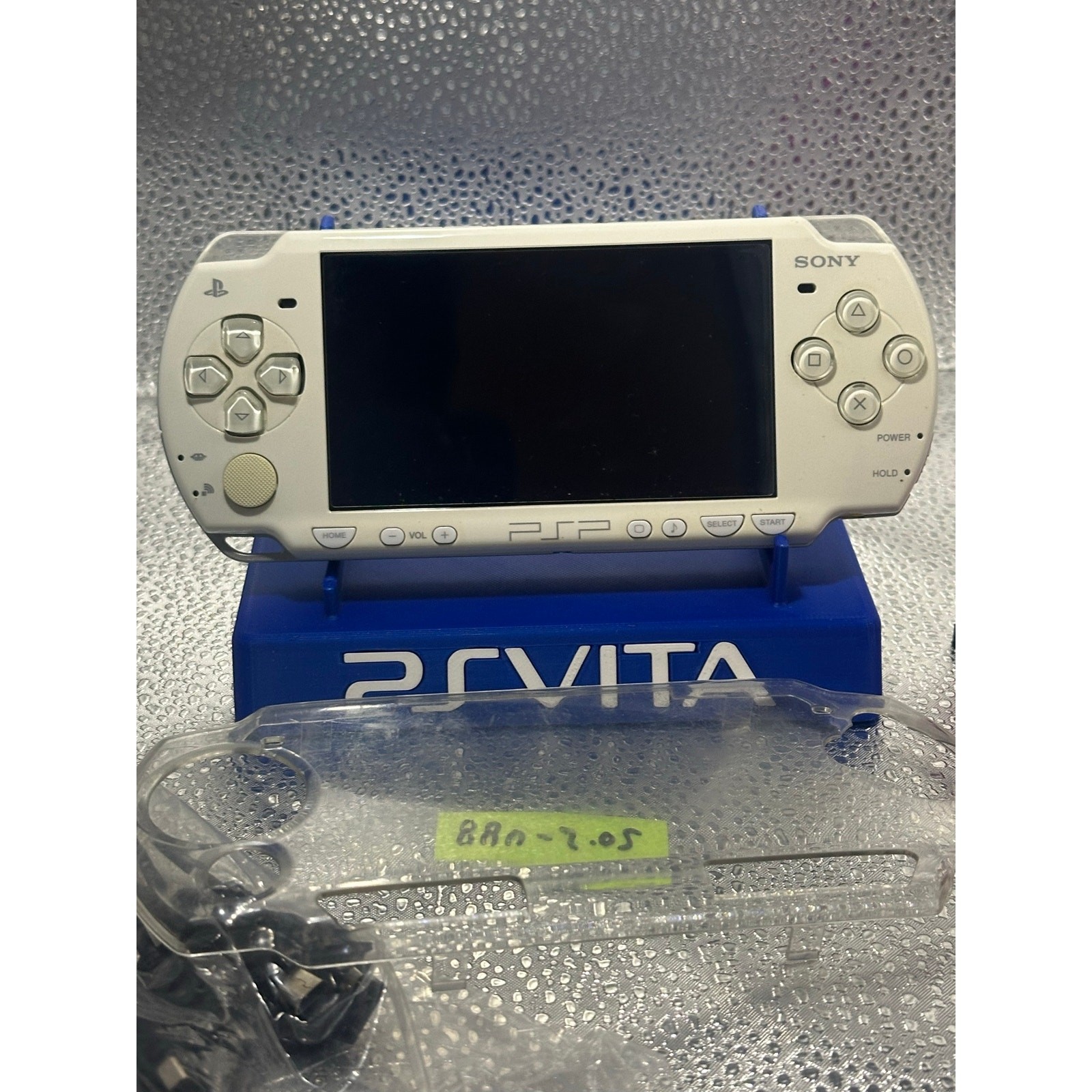 White psp 2000 w/usb charger & new battery