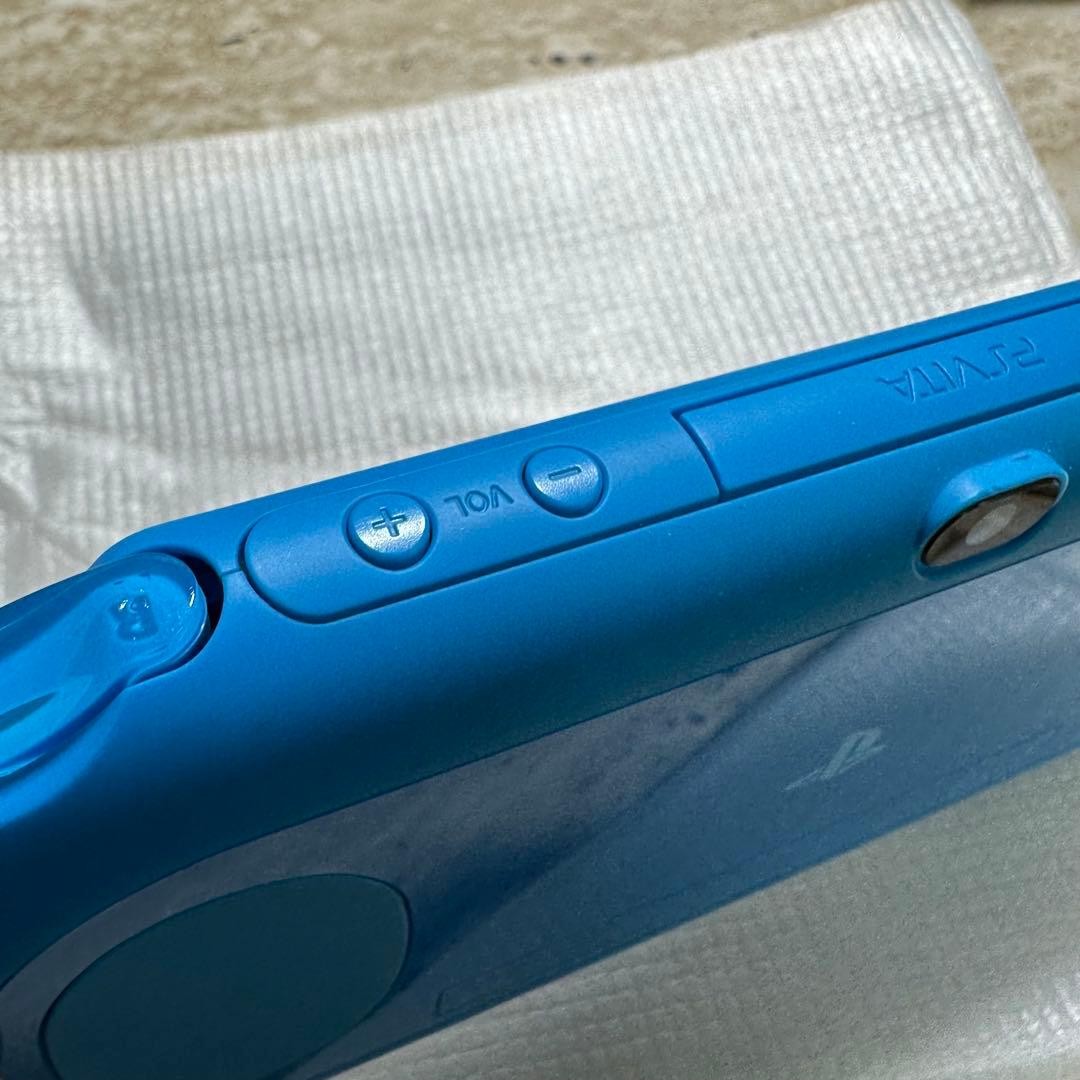 Sony PS Vita PCH-2000 ZA23 Aqua Blue Wi-Fi Box Charger 8GB Near Mint