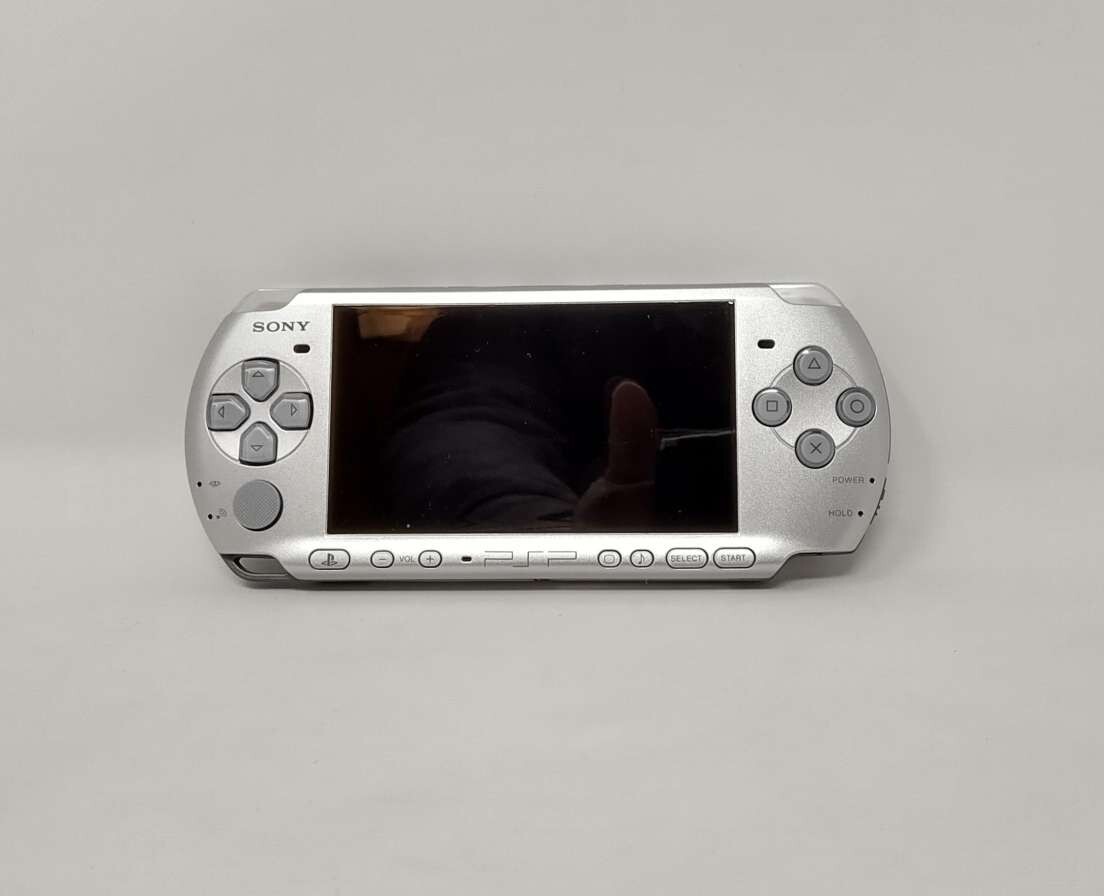 SONY PSP 3000 Mystic Silver System with 2 GB Memory Card and Gran Turismo (UVG)
