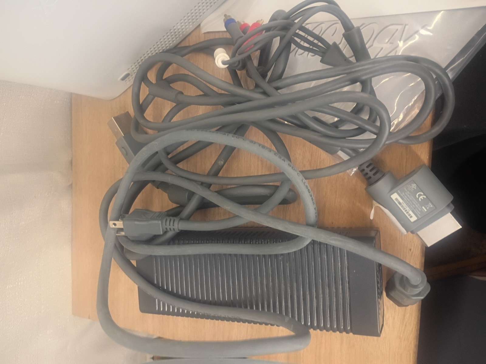 White Xbox 360 With Box + Cables + Papers Disc Tray Does Not Open