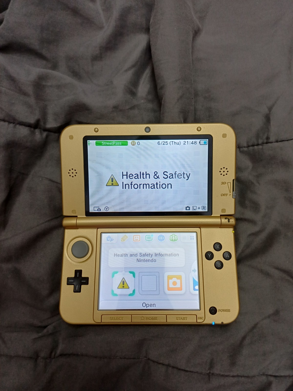 Nintendo 3DS XL “The Legend of Zelda: A Link Between Worlds” Edition Console
