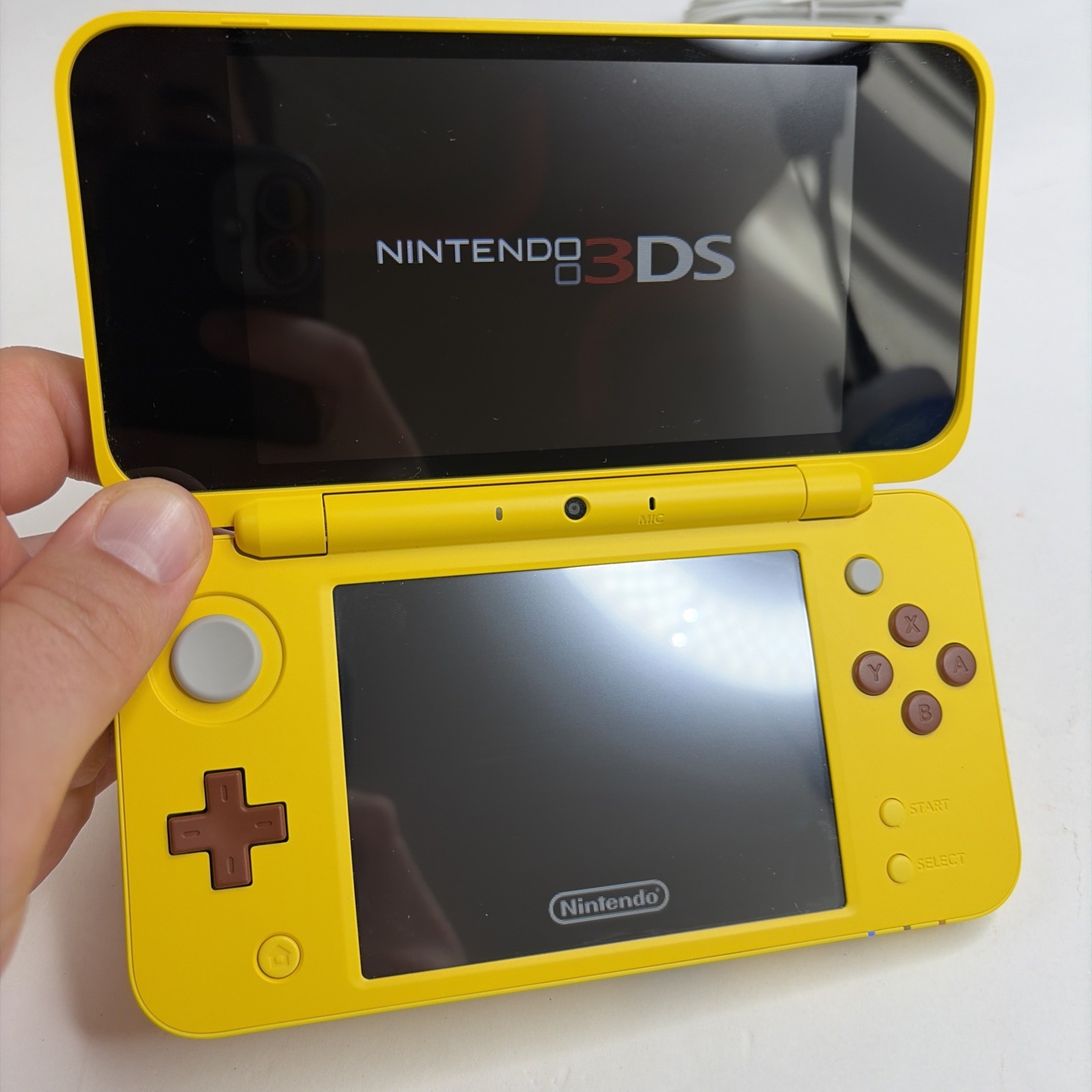 Nice! Nintendo New 2DS XL Pikachu Edition US Model W Charger Stylus