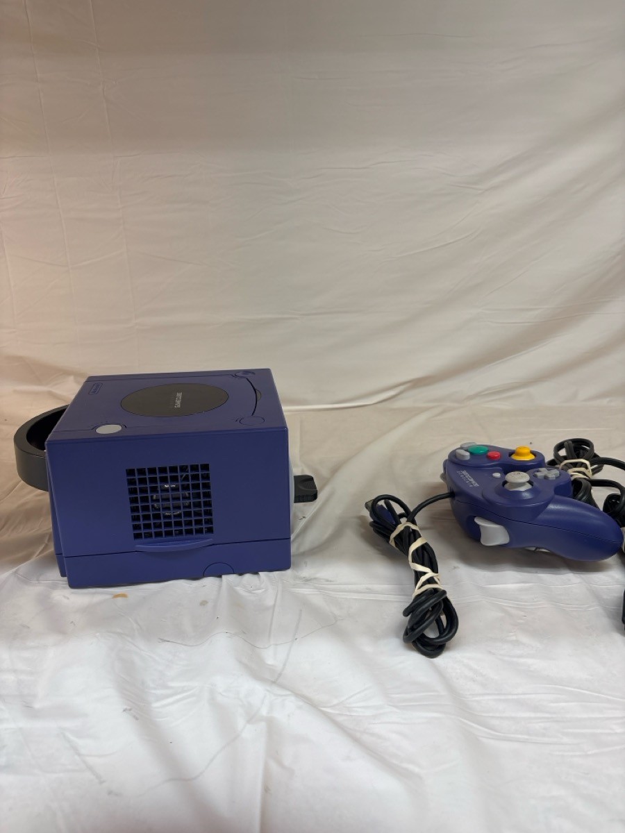 NINTENDO GAMECUBE DOL-001(USA) WITH CORDS AND CONTROLLER (J31005298)