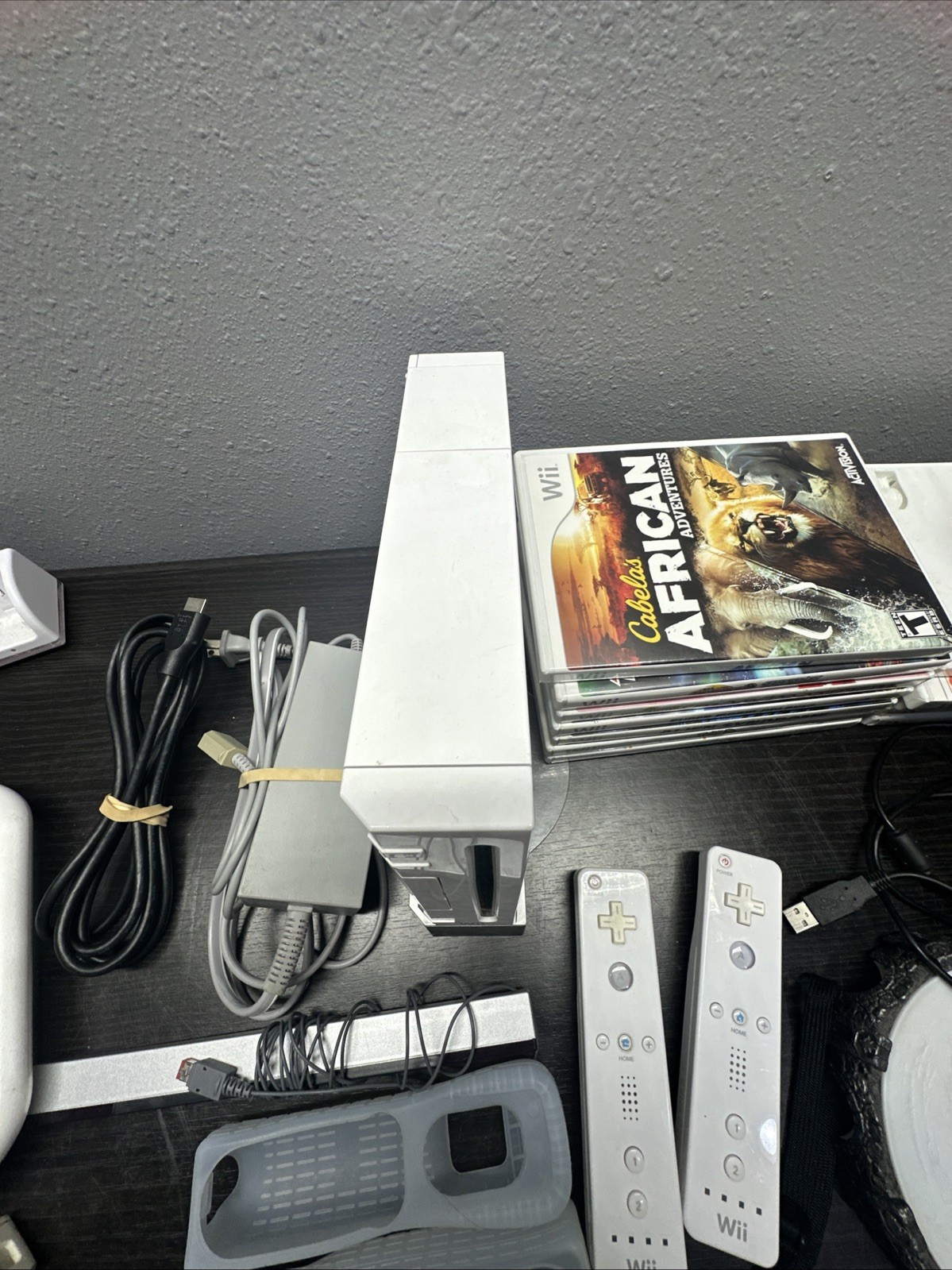Nintendo Wii Game System Console with 2-REMOTES Bundle ALSO PLAYS GAMECUBE Games