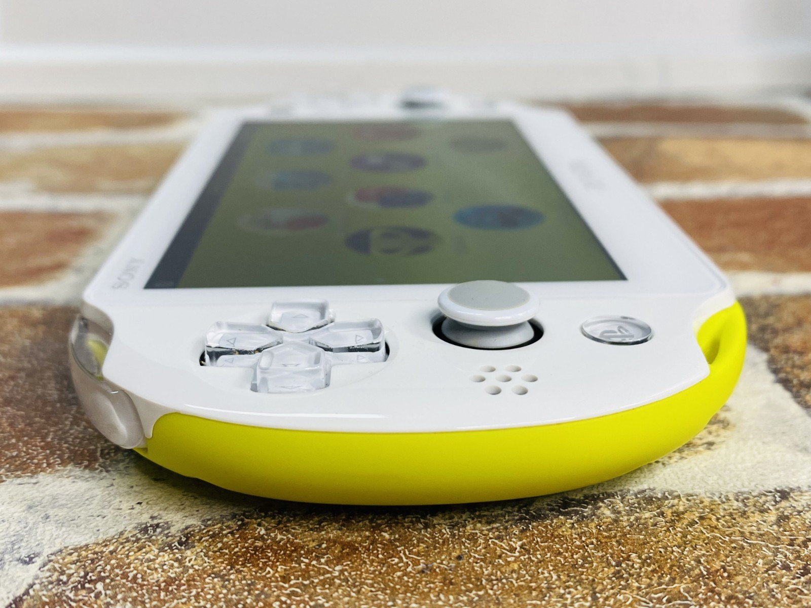 Sony PS Vita Lime Green/White PCH 2000 ZA13 Playstation Charger 16GB Tested Ex