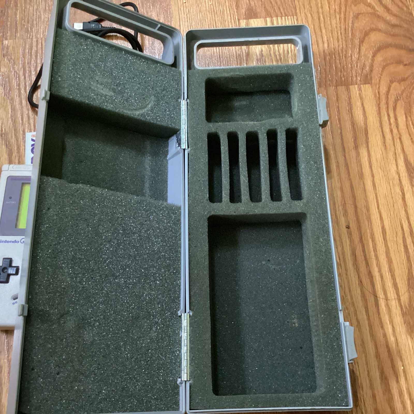 Original Nintendo GameBoy 1989 For Parts/Repair w/Hard Plastic Carrying Case