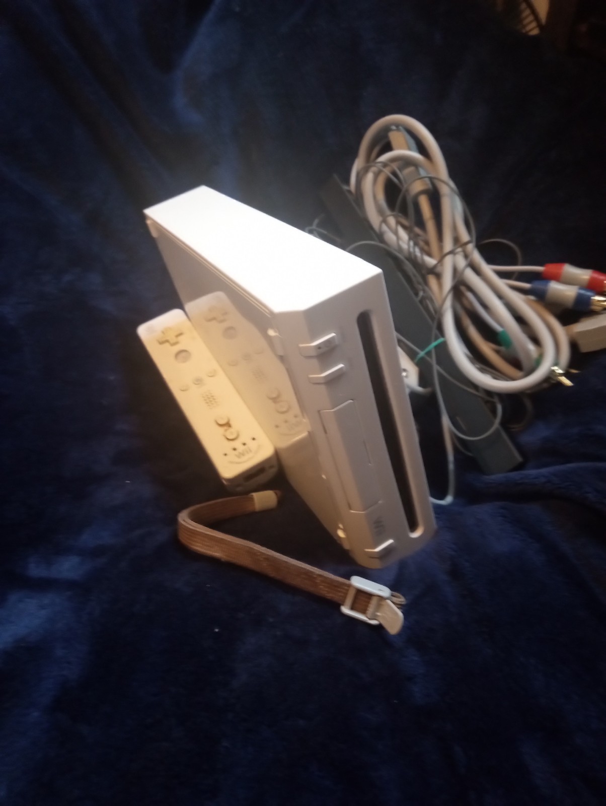 Nintendo Wii White Console with Controllers, Cables, Motion Control, RCA