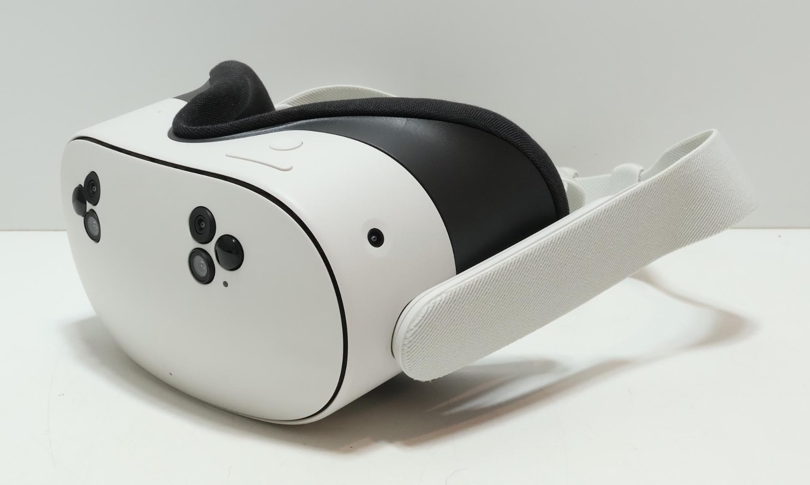 Meta Quest 3s Mixed Reality VR Headset 128GB Model P97 – White/Gray
