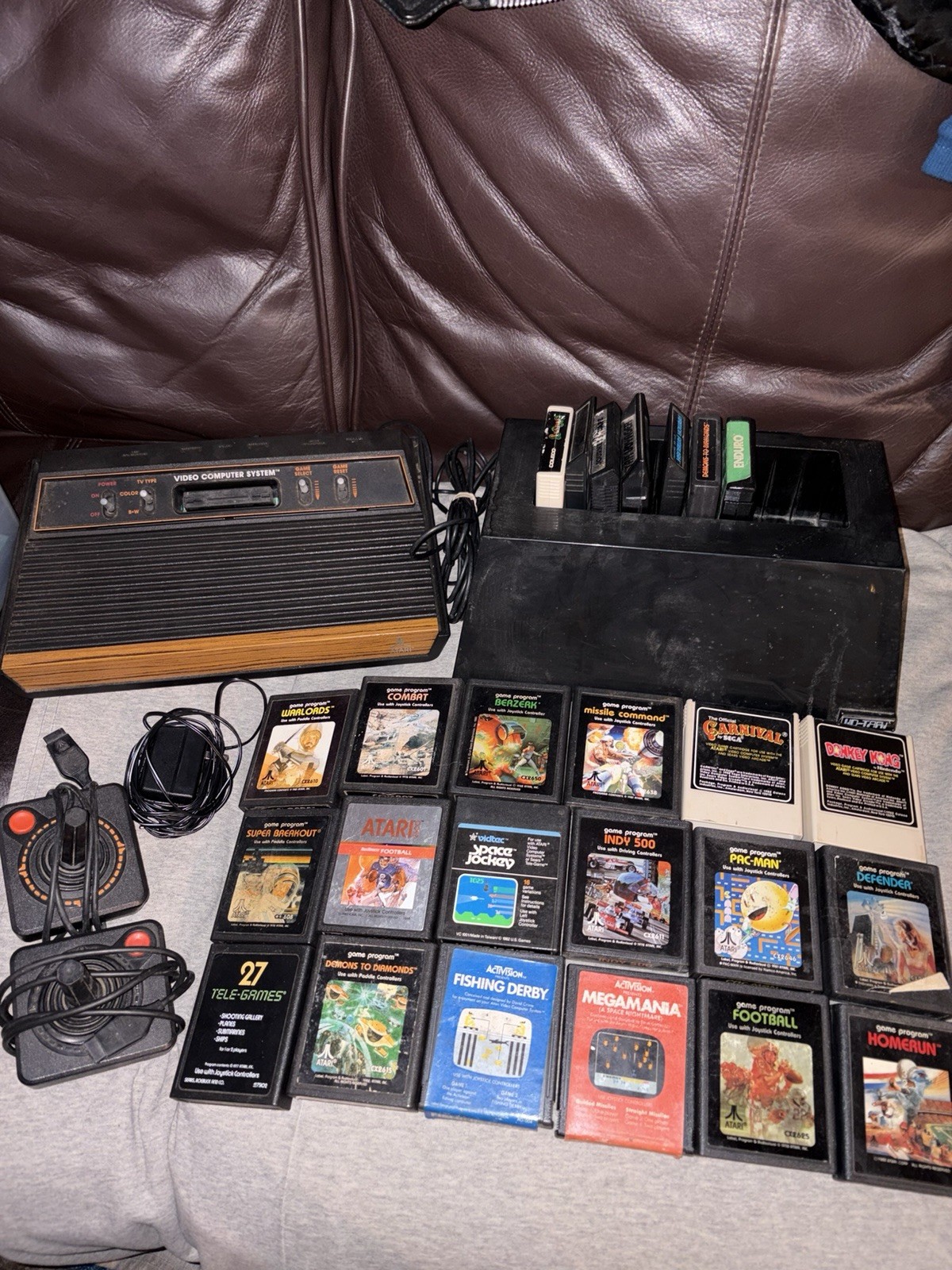 ATARI 2600 WOODY 4 SWITCH CONSOLE JOYSTICKS 25 GAMES VID-TARI HOLDER