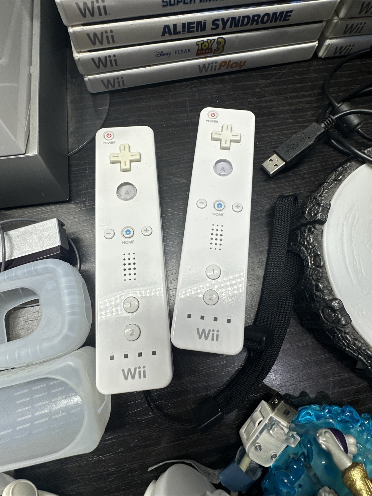 Nintendo Wii Game System Console with 2-REMOTES Bundle ALSO PLAYS GAMECUBE Games