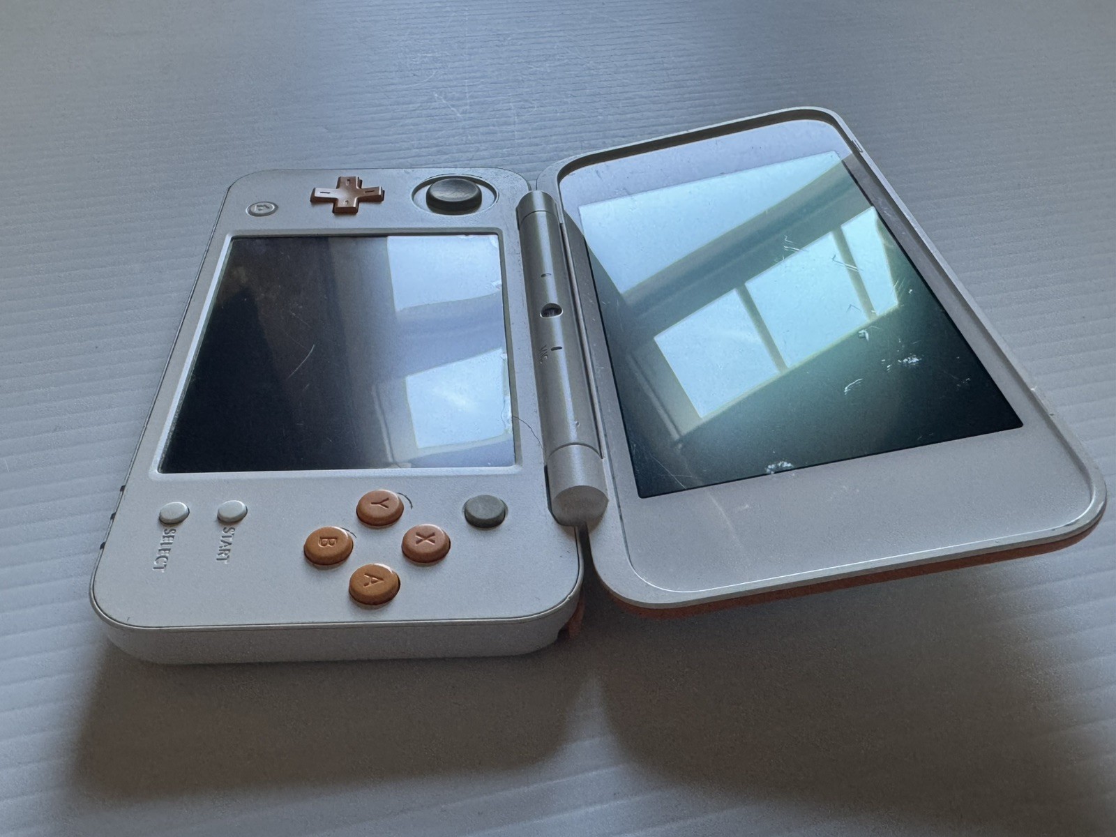 Nintendo 2DSXL White/Orange w/ Case, Grip, Charger & Stylus – Lot of Games!