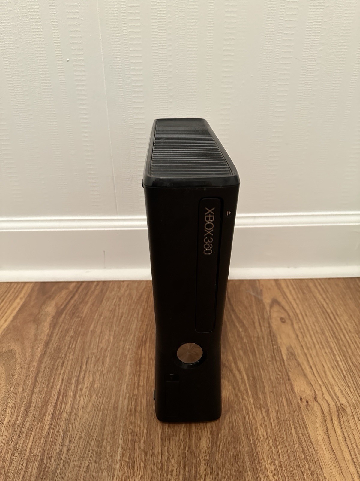 Microsoft Xbox 360 S 4GB Console, One Controller/12 Games