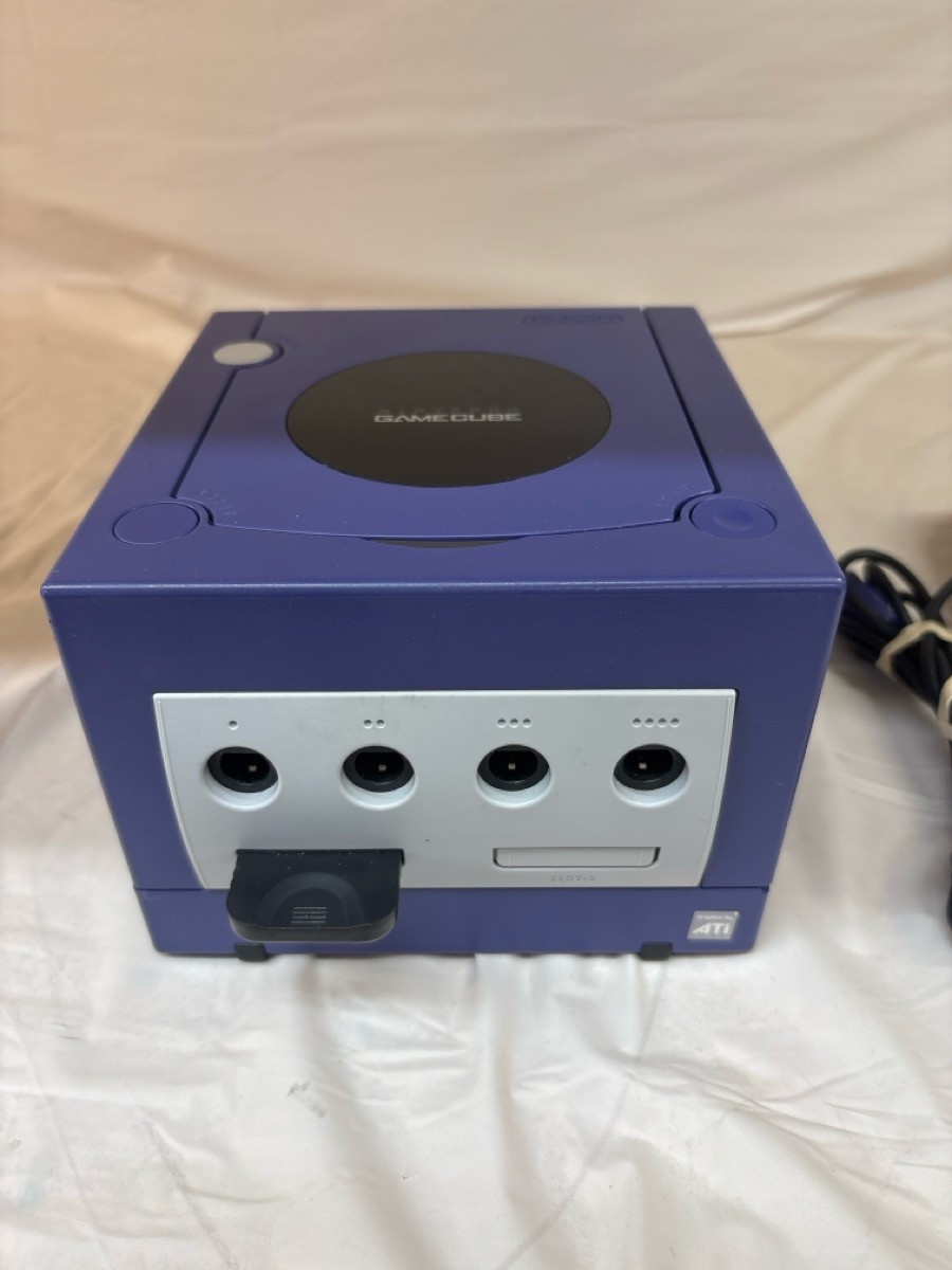 NINTENDO GAMECUBE DOL-001(USA) WITH CORDS AND CONTROLLER (J31005298)
