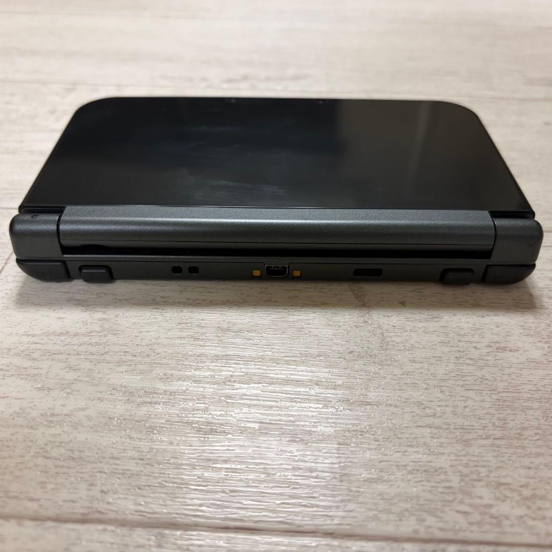 New Nintendo 3DS LL Metallic Black includes charging cable