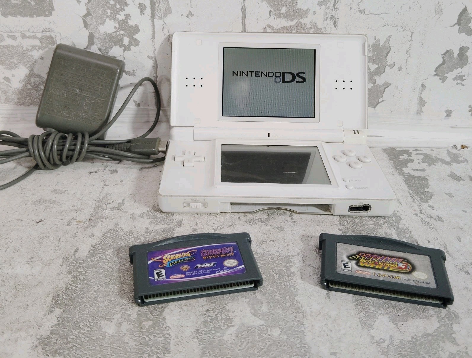 Nintendo DS Lite Bundle 2 Games Charger Stylus Mega Man White Scooby Doo