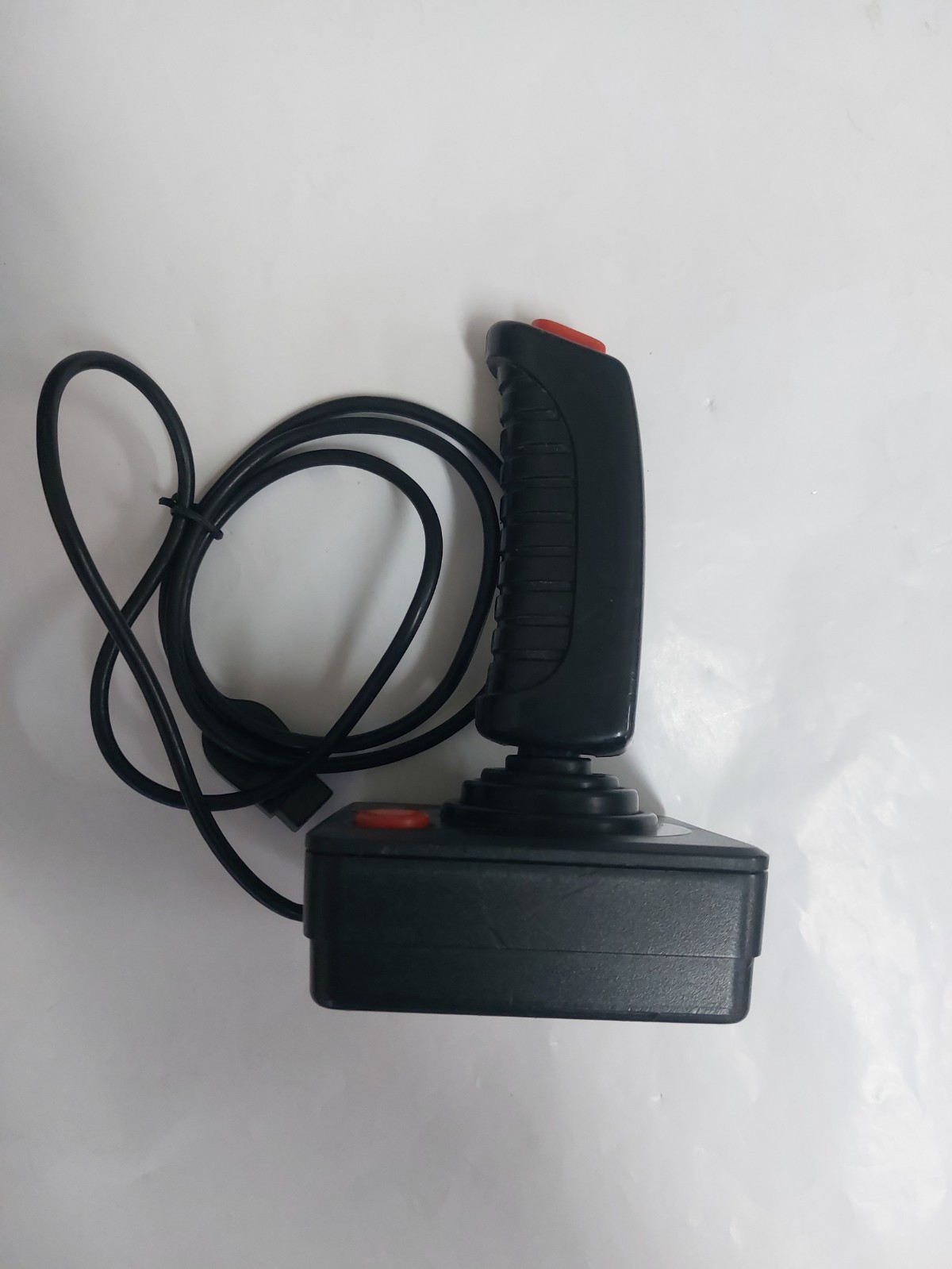 Atari from 90’s very good condition works perfectly fine with fancy games