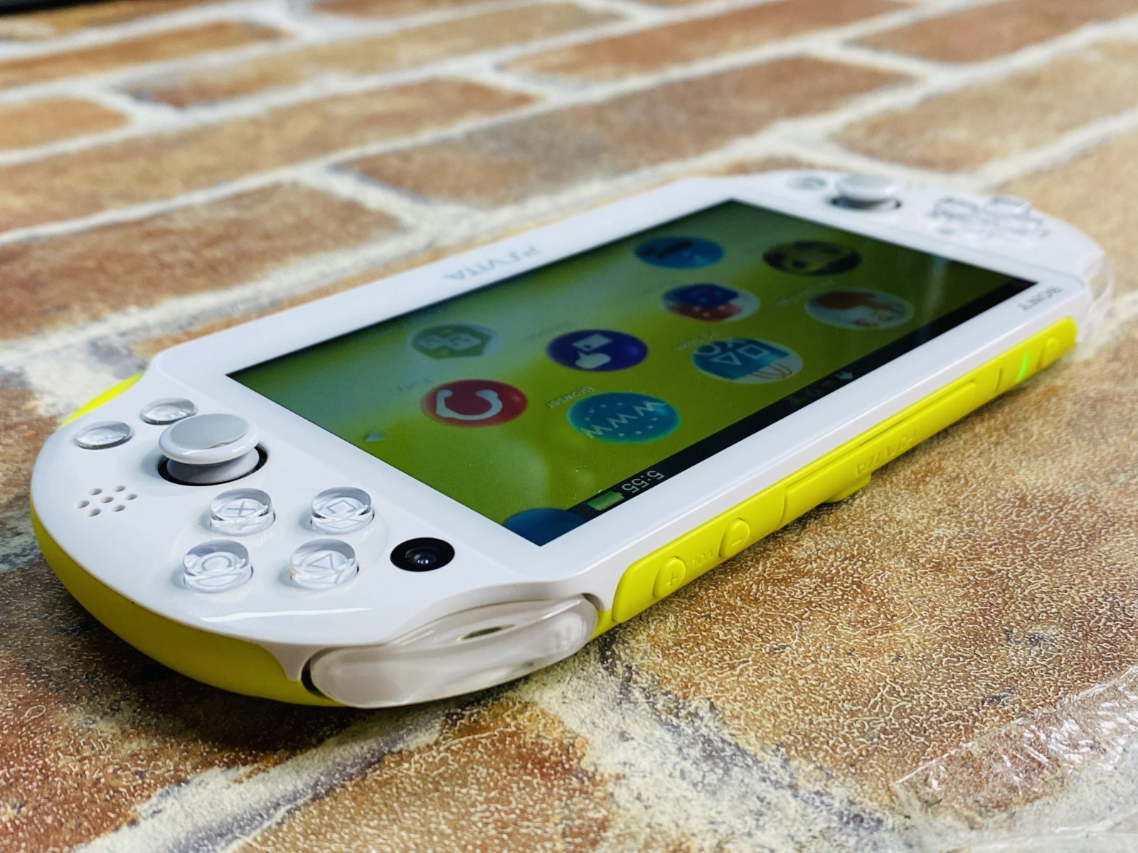Sony PS Vita Lime Green/White PCH 2000 ZA13 Playstation Charger 16GB Tested Ex