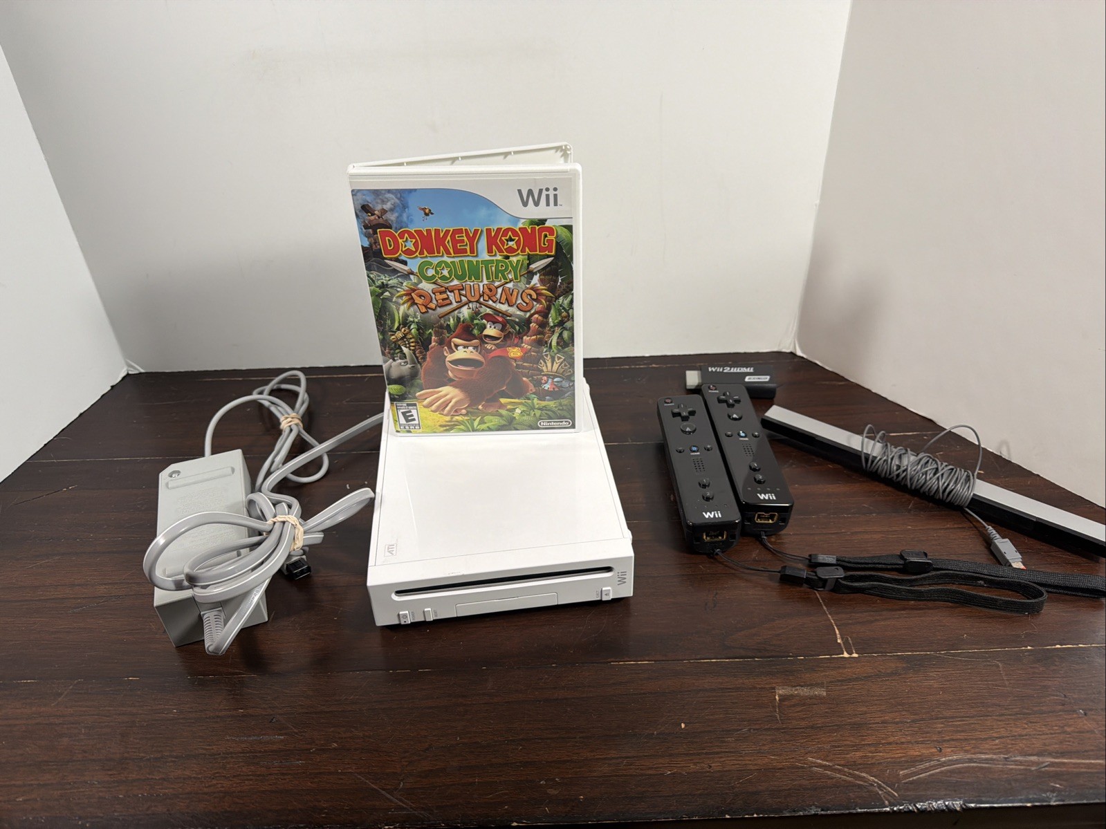 Nintendo Wii Console Donkey Kong Bundle System + 2 Controllers + HDMI Adapter