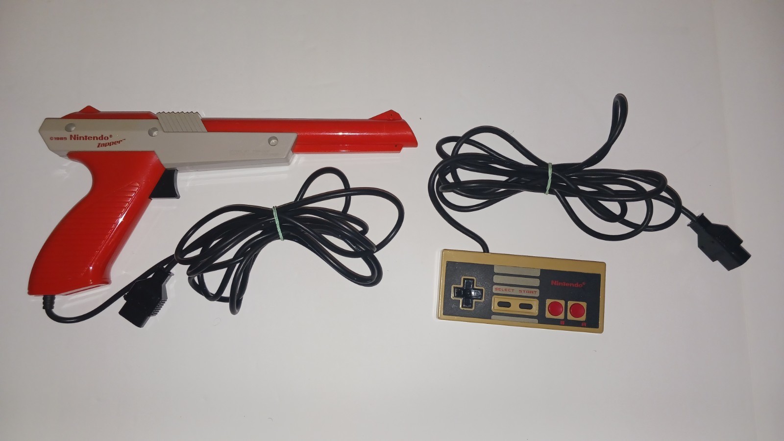 Nintendo NES Console Bundle w/ 8 Games Mario Duck Hunt Zelda Zapper Gun Tested