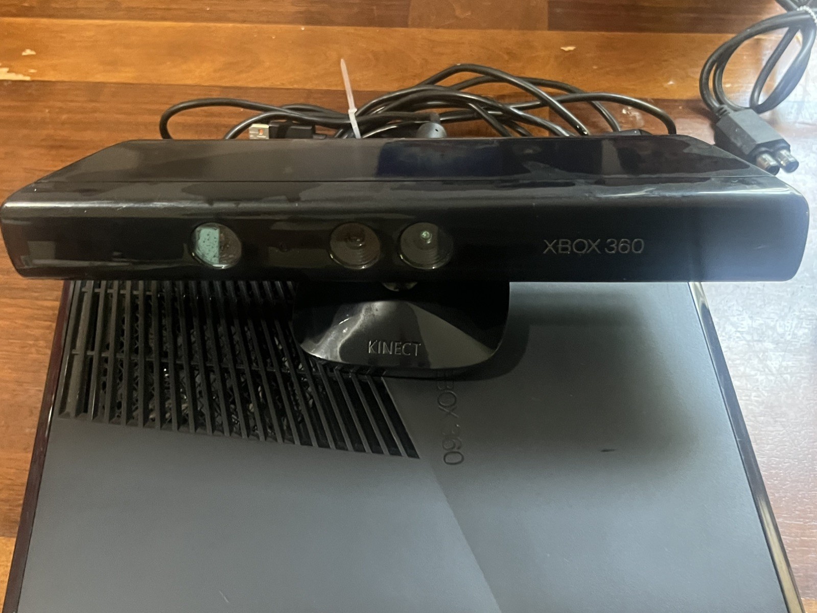 Xbox 360 Console with kinect Box 2 controllers and call of duty mw2