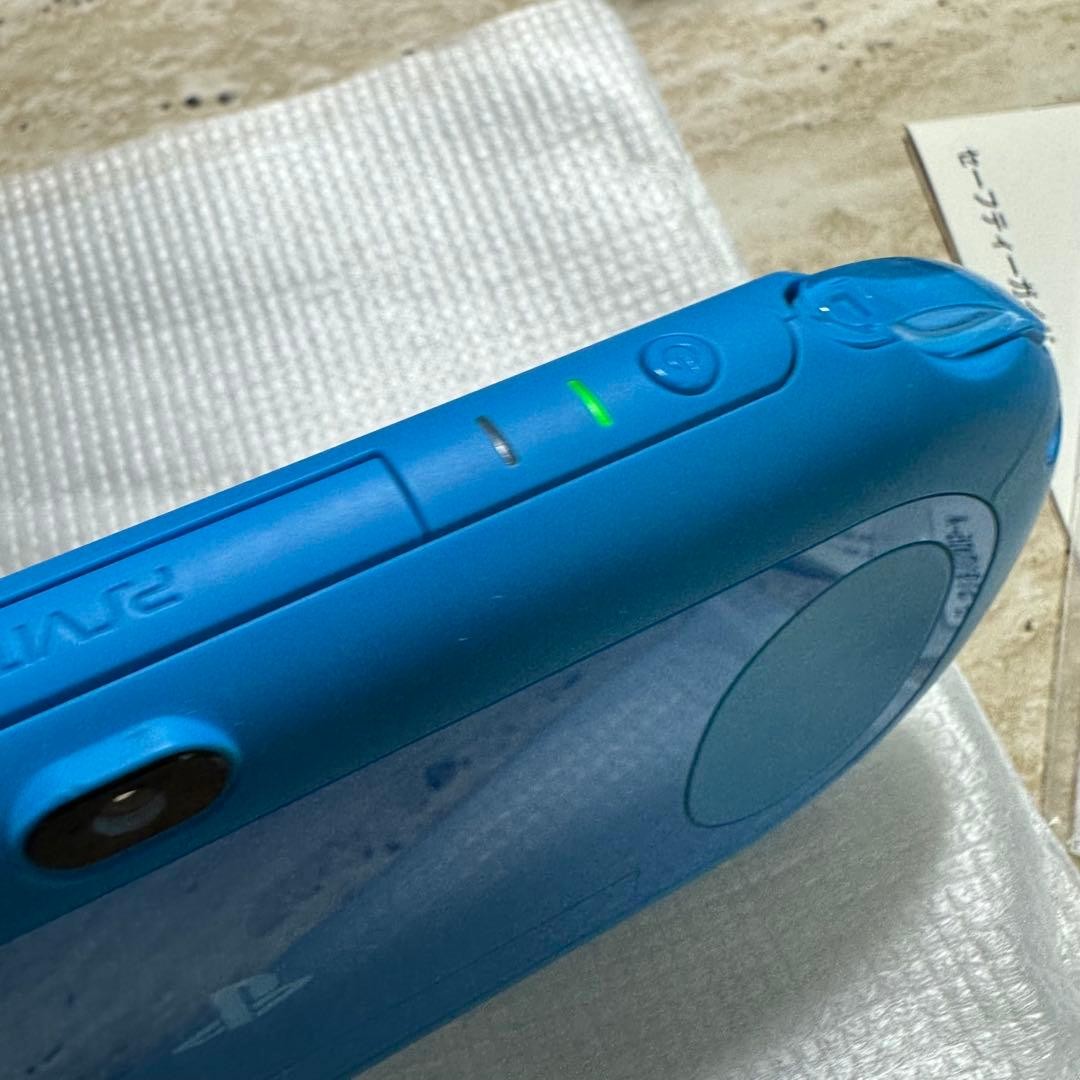 Sony PS Vita PCH-2000 ZA23 Aqua Blue Wi-Fi Box Charger 8GB Near Mint
