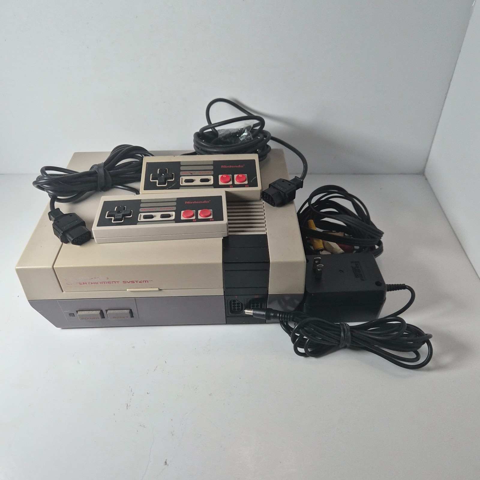 Nintendo NES-001 Console 2 OEM Controllers Hookups Tested Working