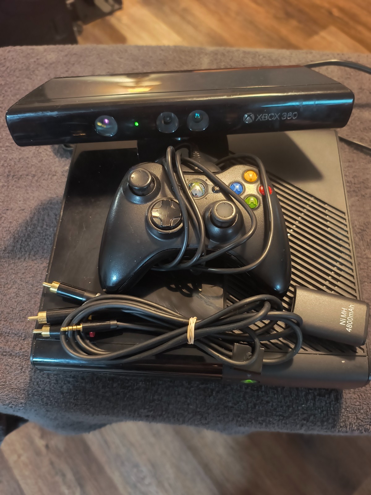 Authentic Xbox 360 Console S + Pick Kinect 4GB