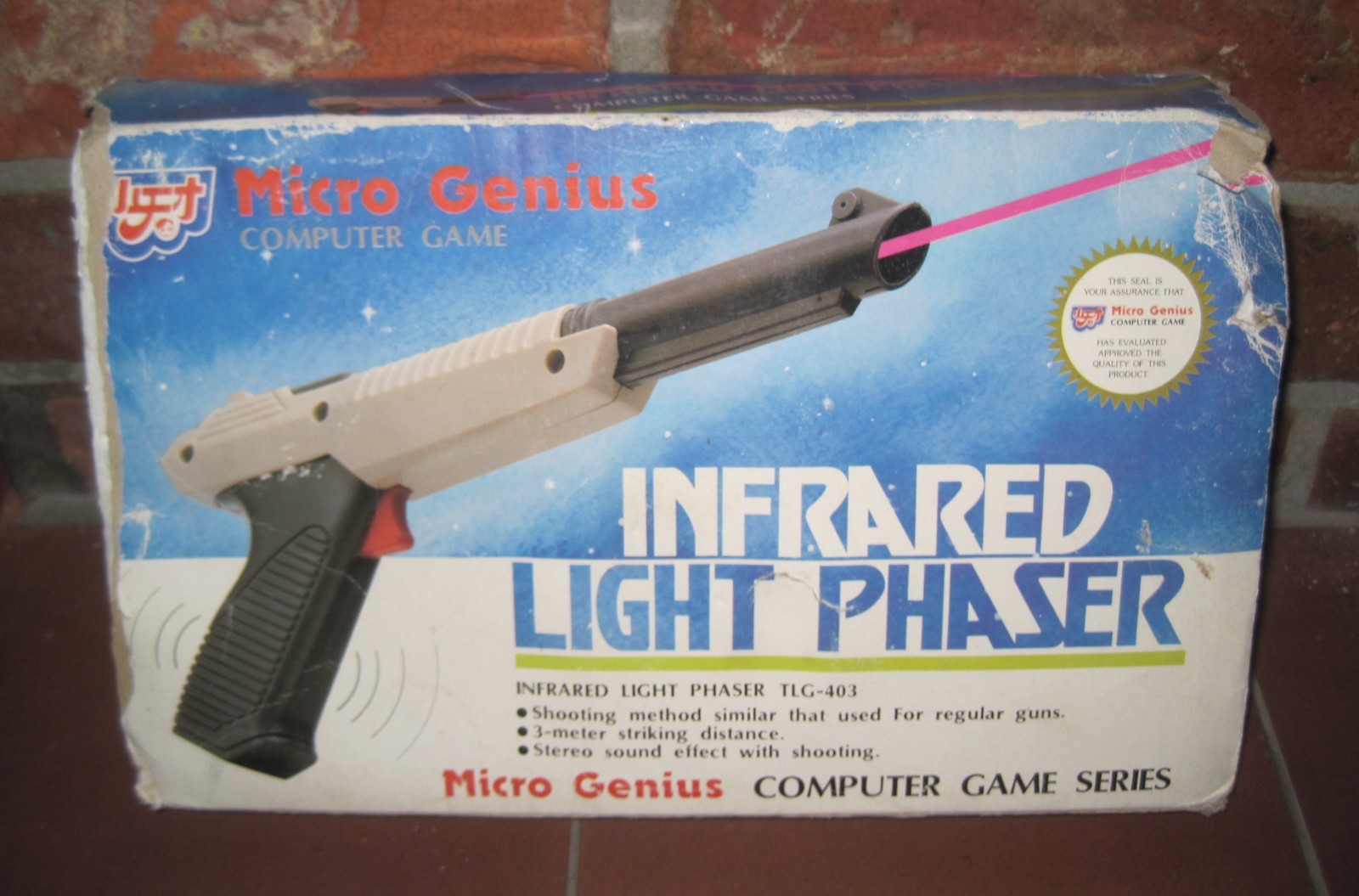 Vtg MICRO GENIUS FAMICLON 15 PIN INFRARED LIGHT PHASER GUN c/w Original BOX