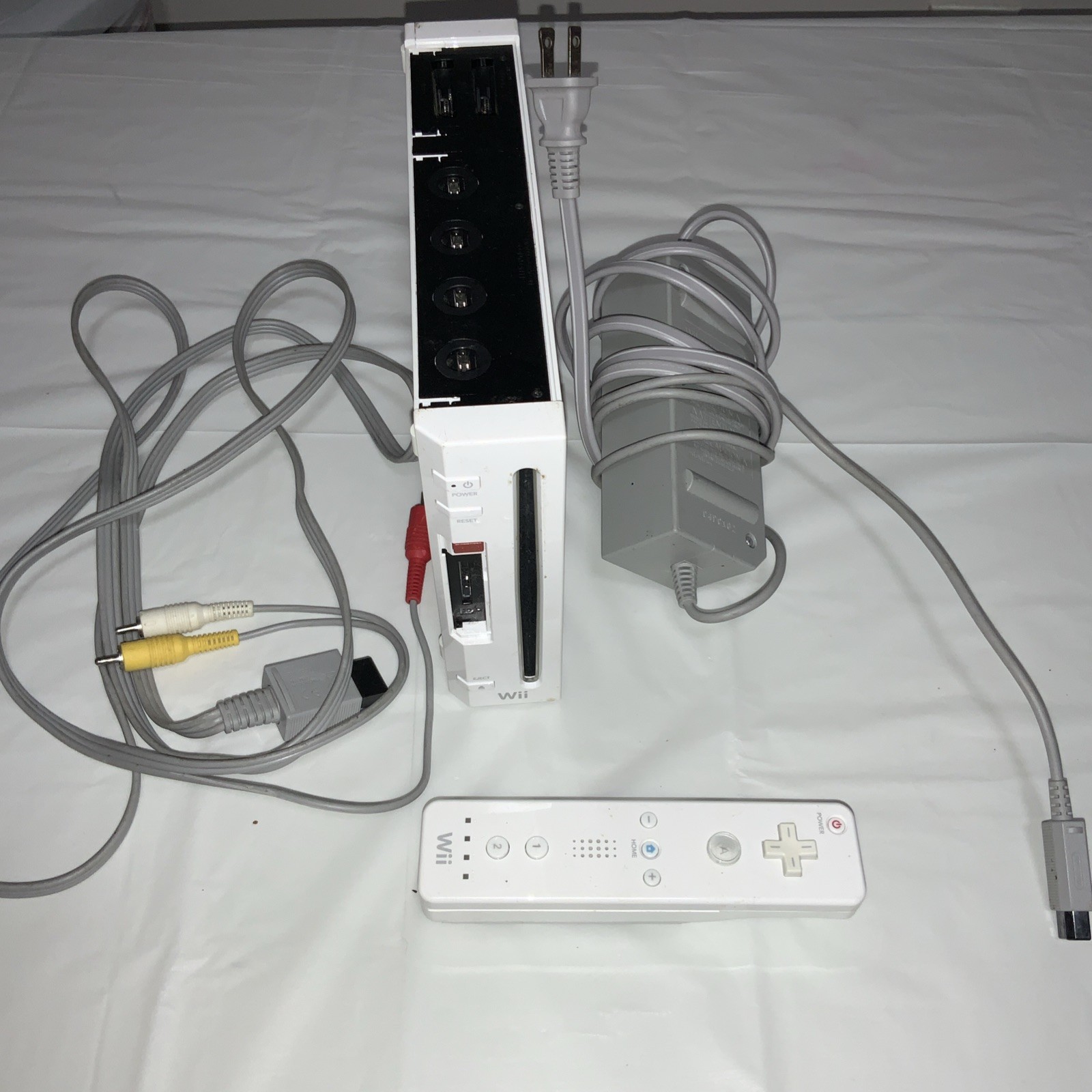 Nintendo Wii Video Game Console RVL-001 White Bundle
