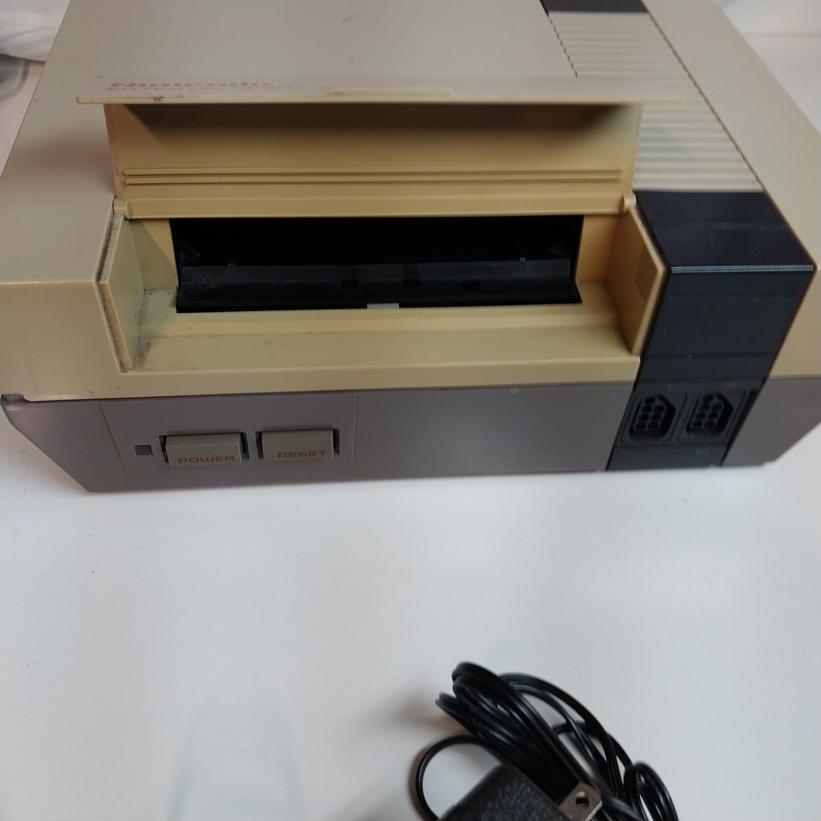 Nintendo NES Console Bundle NES-001 Tested w/ 6 Games, 2 Controllers, Zapper,…