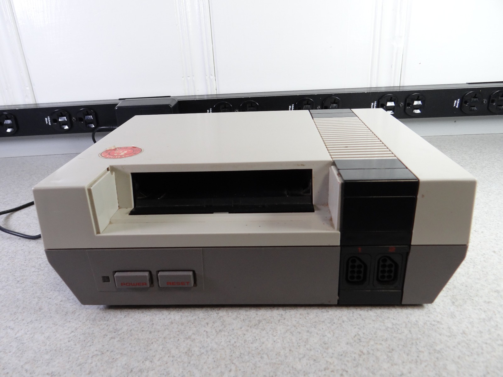 Nintendo Entertainment System Console Only – (NES, 1983) [PARTS OR REPAIR]