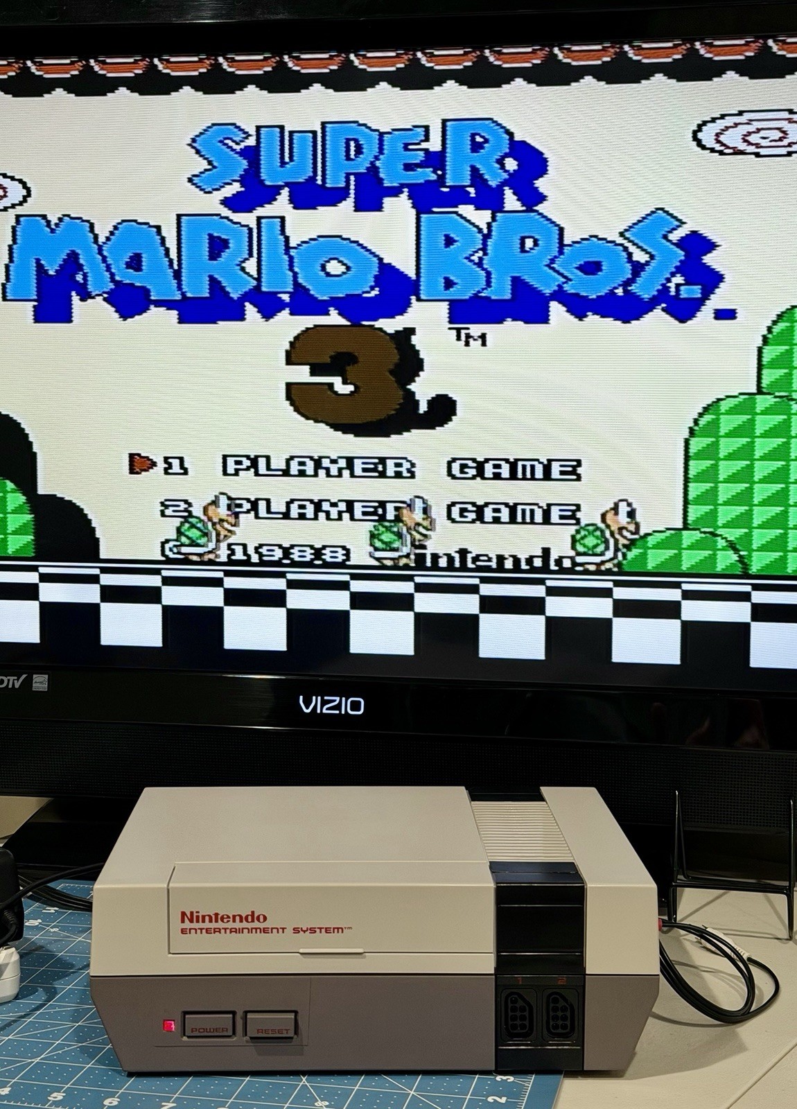 Original Nintendo NES Console Bundle Cables 2 Controllers + Super Mario Bros 3