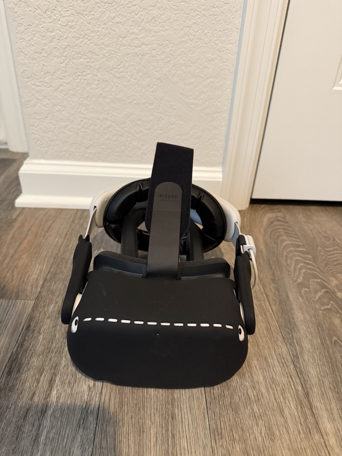 Meta Quest 2 (128GB) + Charging Dock + Carrying Case + Accessories