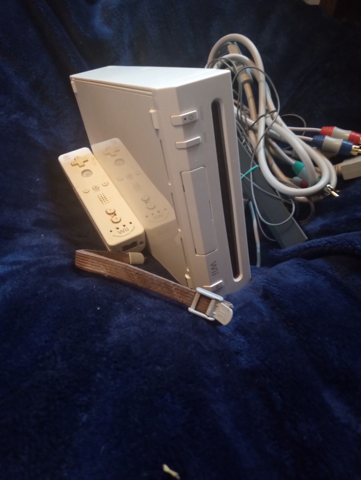 Nintendo Wii White Console with Controllers, Cables, Motion Control, RCA