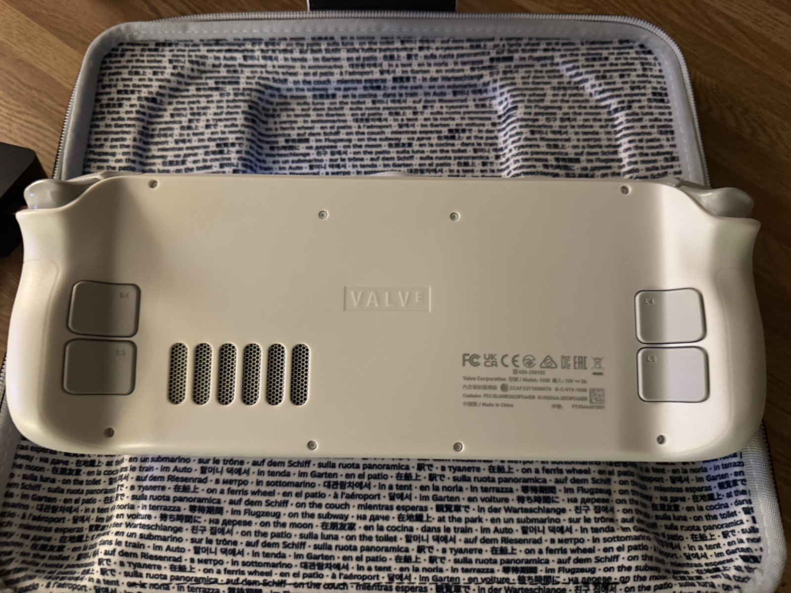 Valve Steam Deck OLED 7.4″ Custom AMD APU 0932 16GB RAM 1TB White 1030 w/ Case