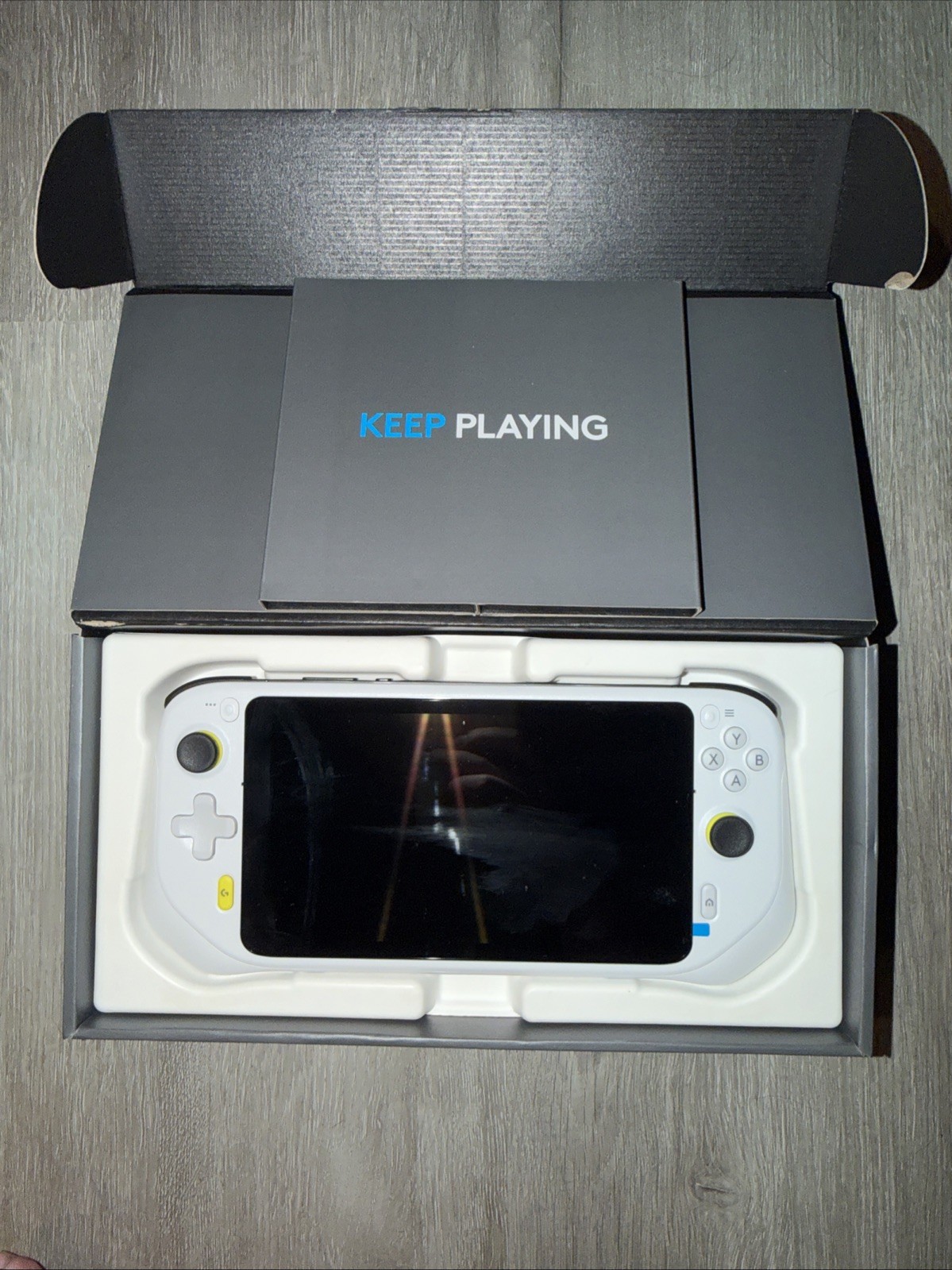Logitech G CLOUD Handheld Portable Gaming Console 1080P 7″ Touchscreen White