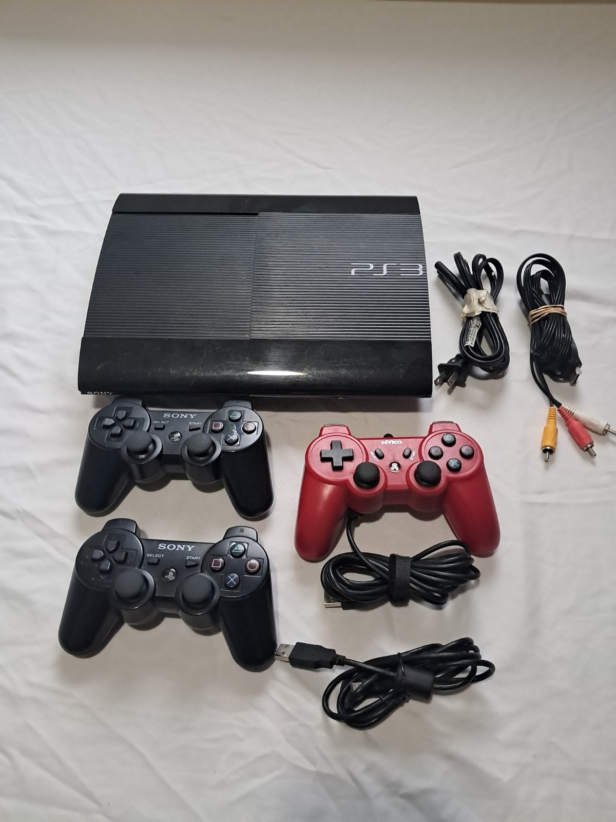 Ps3 Super Slim 16gb 3 Controllers and cords