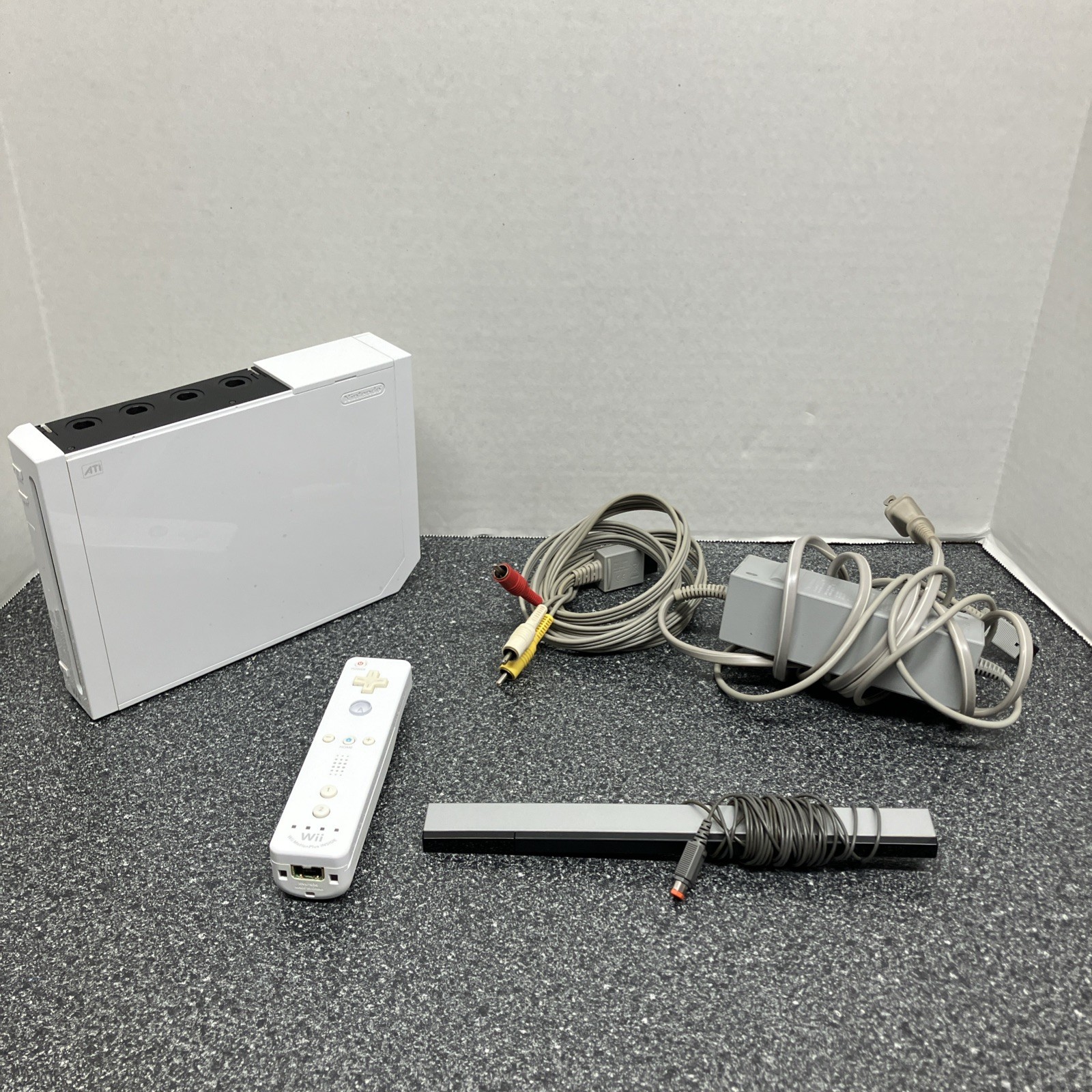 OEM Nintendo Wii System Bundle Console White RVL-001 TESTED