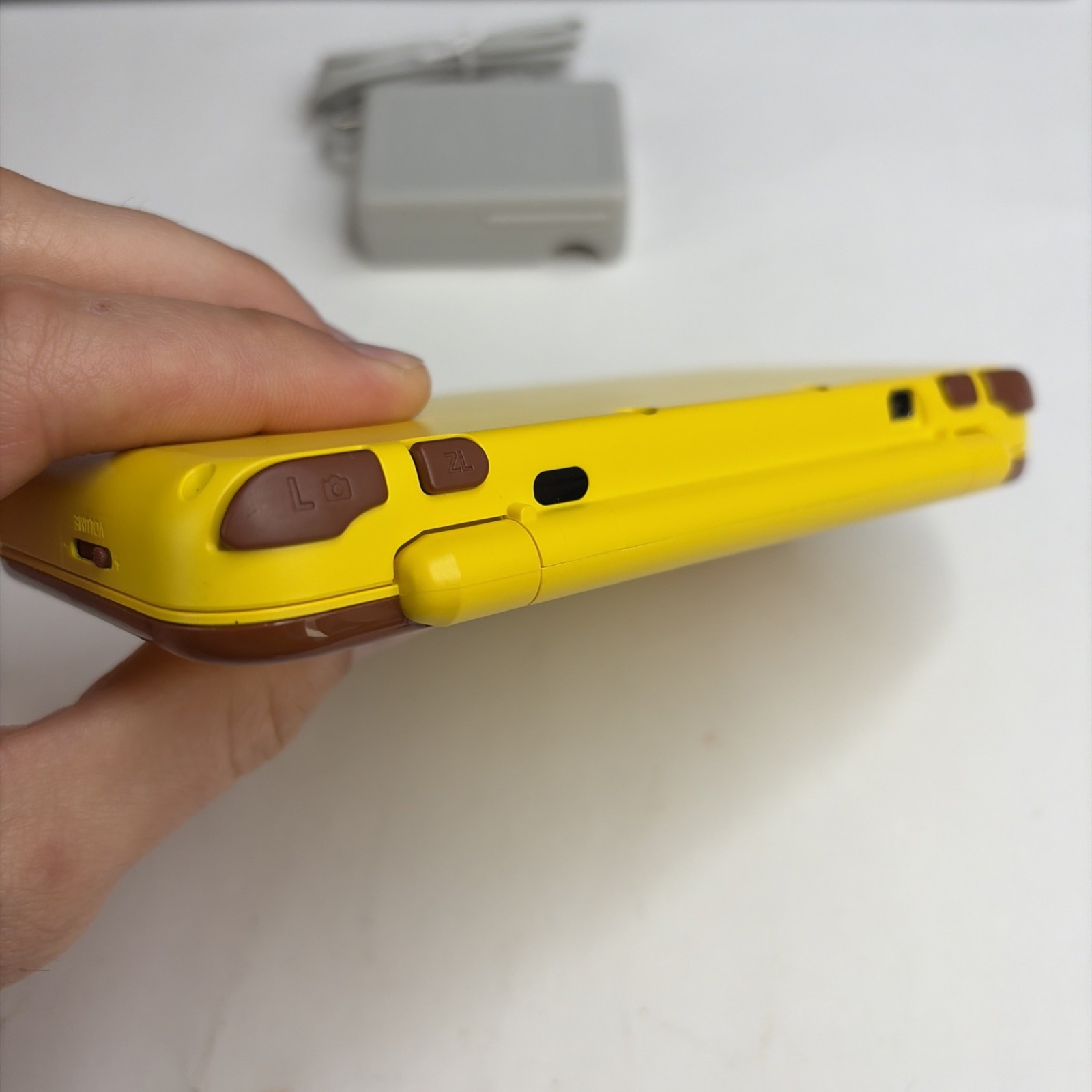 Nice! Nintendo New 2DS XL Pikachu Edition US Model W Charger Stylus