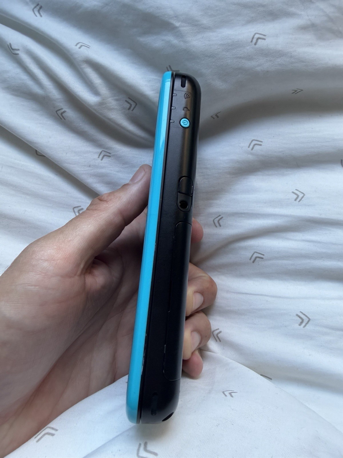 Nintendo New 2DS XL Turquoise Black Console For Parts & Repair DOESNT WORK! READ