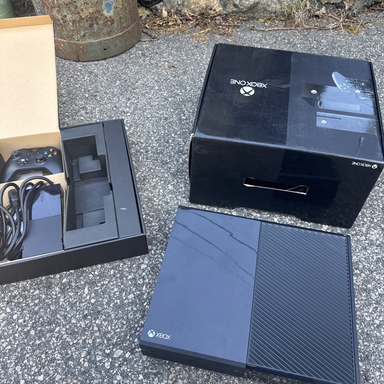 Microsoft Xbox One 1540 500GB Console – Black w/ Day One 2013 Controller