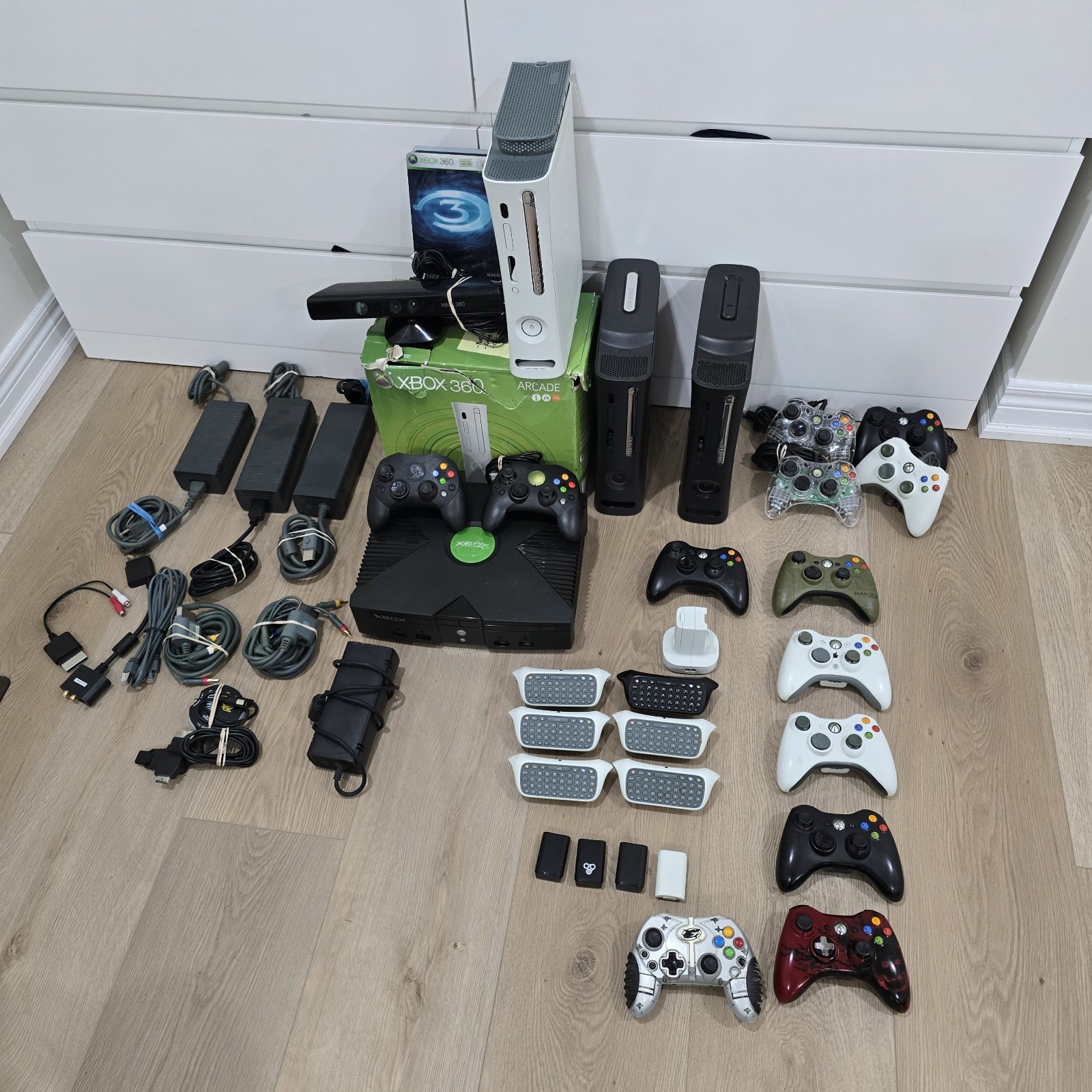 Massive XBOX Bundle – 4 Console + 13 Controllers & More [SOME TESTED / SOME…
