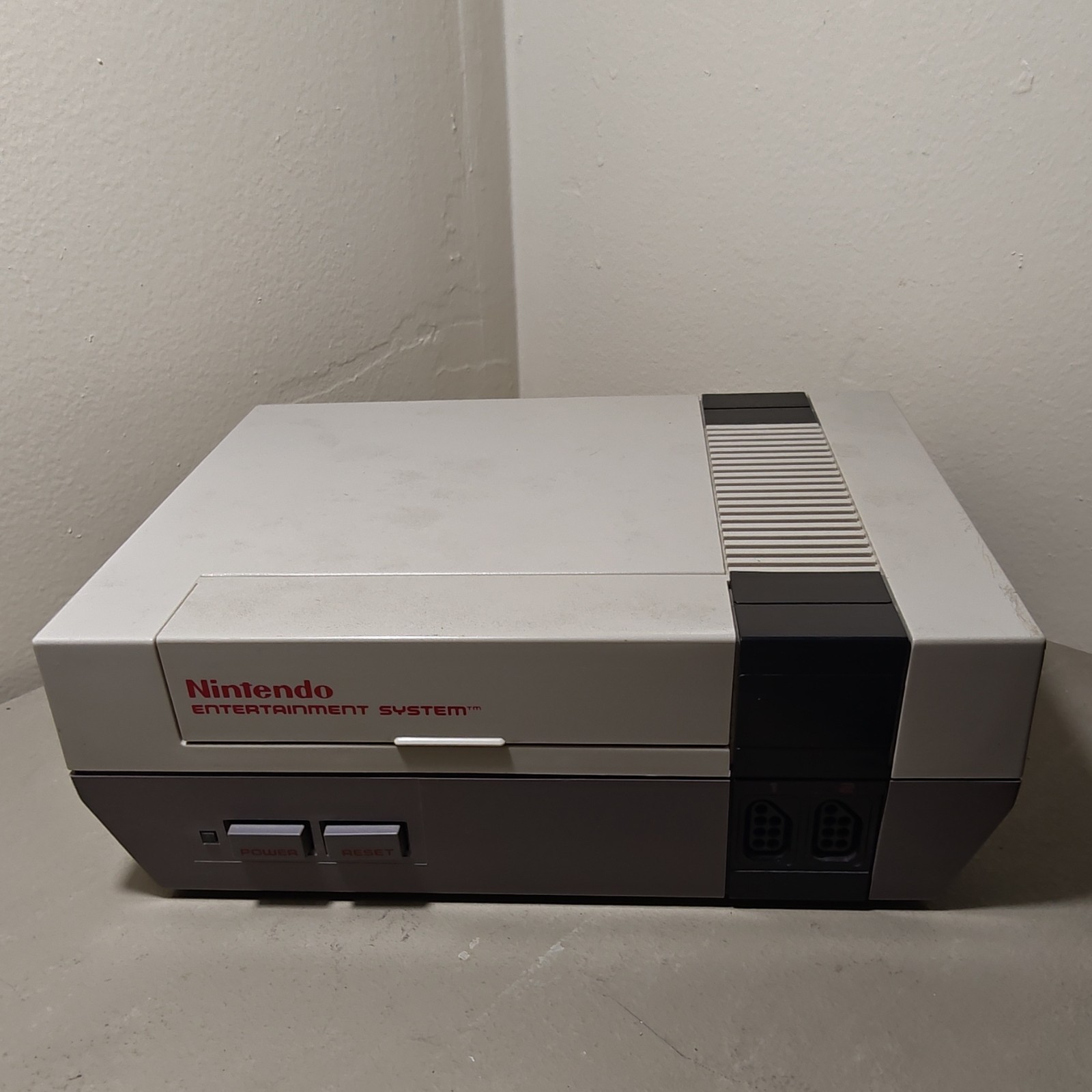 Nintendo NES-001 Console with Controller and 6 Game Cartridges