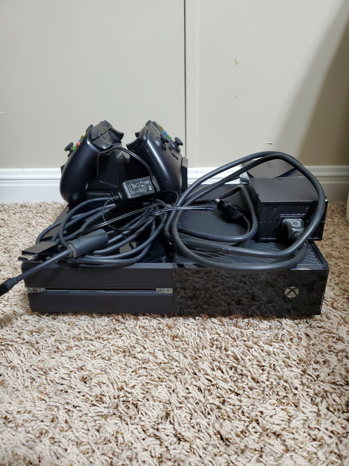 XBOX One, 500Gb. Excellent condition. Plus 2 controllers.