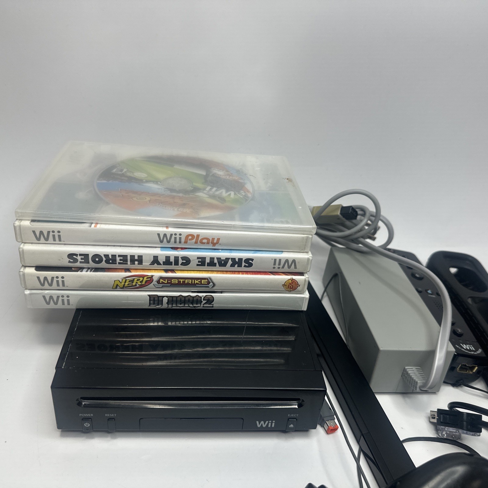 Nintendo Wii Bundle w/ Console, Cords, Controllers & Games